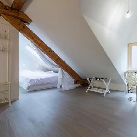 Apartment White - Large Spacious Penthouse Loft - Wifi, Free Parking, Ac *