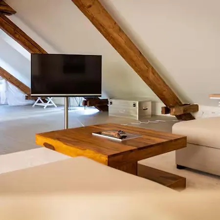 Apartment White - Large Spacious Penthouse Loft - Wifi, Free Parking, Ac *