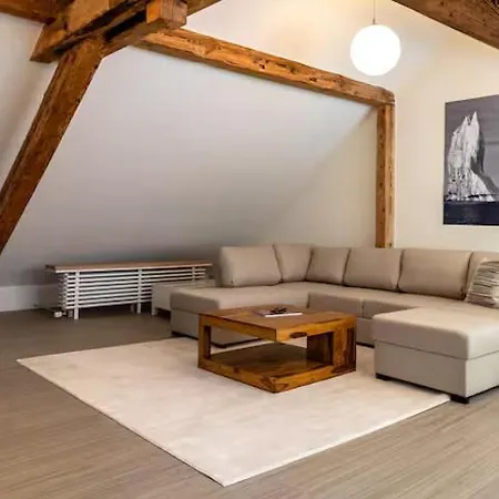 White - Large Spacious Penthouse Loft - Wifi, Free Parking, Ac