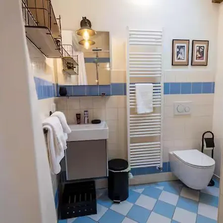 Apartment White - Large Spacious Penthouse Loft - Wifi, Free Parking, Ac *