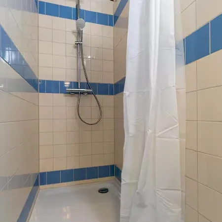 Apartment White - Large Spacious Penthouse Loft - Wifi, Free Parking, Ac