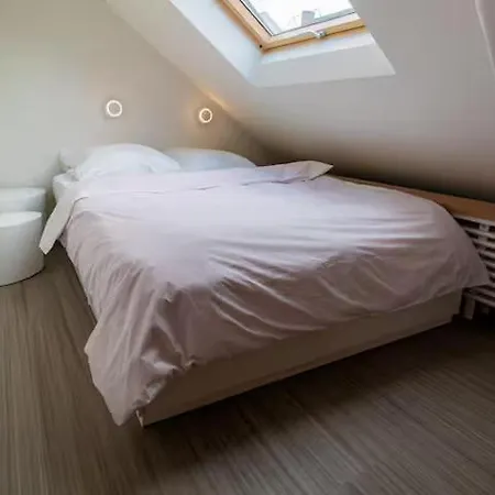 White - Large Spacious Penthouse Loft - Wifi, Free Parking, Ac *