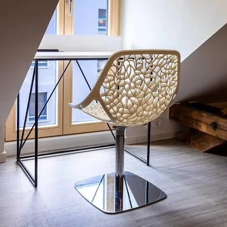 White - Large Spacious Penthouse Loft - Wifi, Free Parking, Ac Apartment *