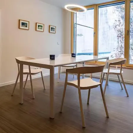 White - Large Spacious Penthouse Loft - Wifi, Free Parking, Ac Apartment *