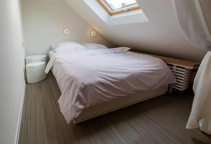 White - Large Spacious Penthouse Loft - Wifi, Free Parking, Ac *