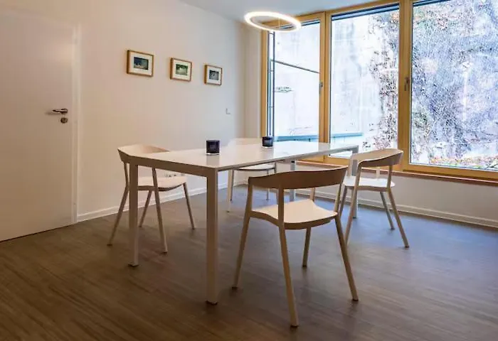 White - Large Spacious Penthouse Loft - Wifi, Free Parking, Ac Apartment *